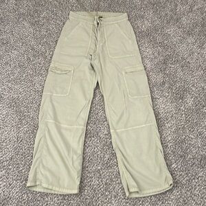 Women’s American Eagle size 6 stretch, pastel green cargo pants